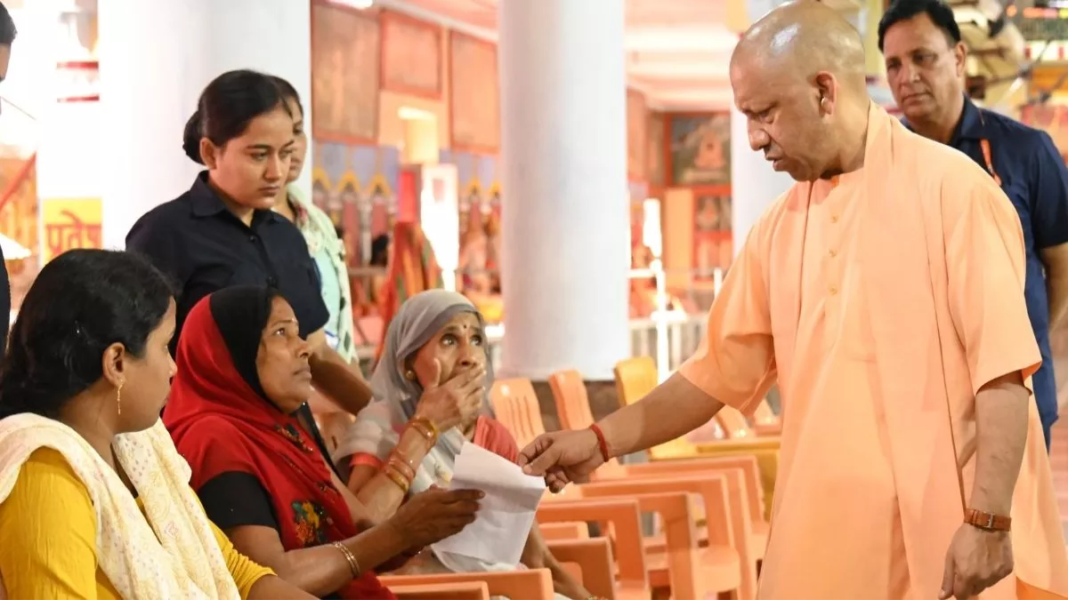 मुख्यमंत्री योगी आदित्यनाथ ने जनता दर्शन में सुनी 200 लोगों की समस्याएं, कहा - "हर जरूरतमंद के साथ खड़ी है सरकार" 12 मुख्यमंत्री योगी आदित्यनाथ ने जनता दर्शन में सुनी 200 लोगों की समस्याएं, कहा - "हर जरूरतमंद के साथ खड़ी है सरकार"