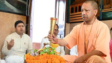 सावन के पहले दिन मुख्यमंत्री योगी आदित्यनाथ ने गोरखनाथ मंदिर में किया रुद्राभिषेक और हवन, प्रदेशवासियों की सुख-समृद्धि की कामना की