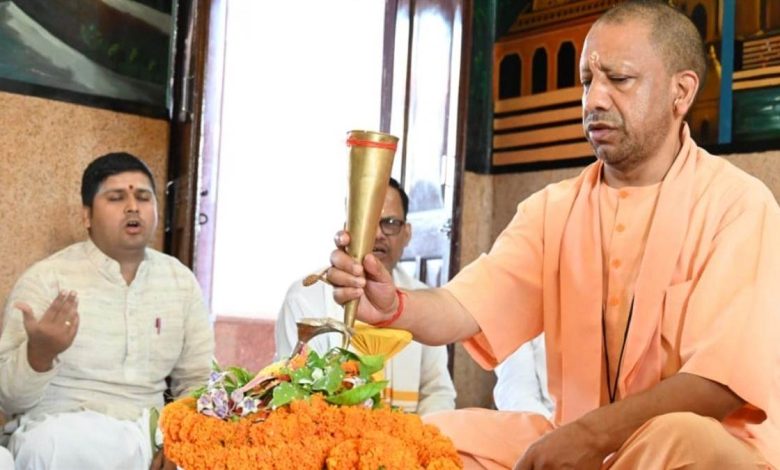 सावन के पहले दिन मुख्यमंत्री योगी आदित्यनाथ ने गोरखनाथ मंदिर में किया रुद्राभिषेक और हवन, प्रदेशवासियों की सुख-समृद्धि की कामना की 1 सावन के पहले दिन मुख्यमंत्री योगी आदित्यनाथ ने गोरखनाथ मंदिर में किया रुद्राभिषेक और हवन, प्रदेशवासियों की सुख-समृद्धि की कामना की