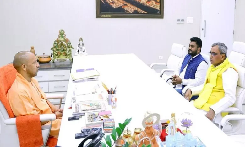 UP News: पंचायत चुनाव से पहले ओपी राजभर की दबाव की राजनीति, योगी से मुलाकात की