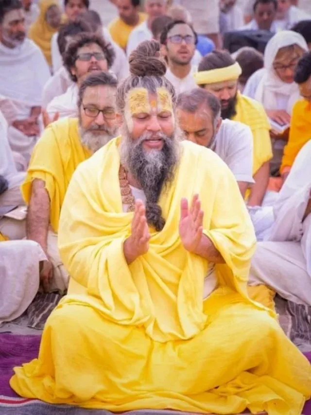 प्रेमानंद महाराज ने बताया – क्यों खुशियों को छिपाकर रखना है जरूरी