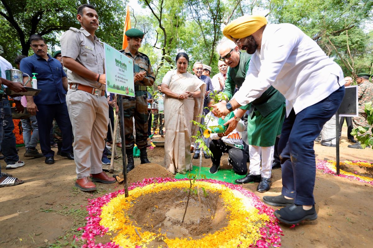सीएम रेखा गुप्ता 49 साल बाद पहुंचीं पैतृक गांव नंदगढ़, जन्मदिन पर किया पौधारोपण और लिया जनसेवा का संकल्प