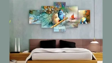 वास्तु के अनुसार बेडरूम में देवी-देवताओं की तस्वीर लगा सकते हैं या नहीं? जानिए नियम और महत्व