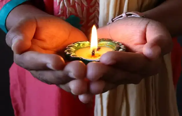 सावन में दीपक घर के इन स्थानों पर जलाएं; चमक सकती है किस्मत, वास्तु दोष से भी मिलेगी राहत