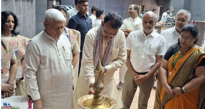 उपमुख्यमंत्री डॉ. प्रेमचंद बैरवा ने भीलवाड़ा में लघु उद्योग भारती द्वारा आयोजित स्वयंसिद्धा मेले का किया अवलोकन 1 उपमुख्यमंत्री डॉ. प्रेमचंद बैरवा ने भीलवाड़ा में लघु उद्योग भारती द्वारा आयोजित स्वयंसिद्धा मेले का किया अवलोकन