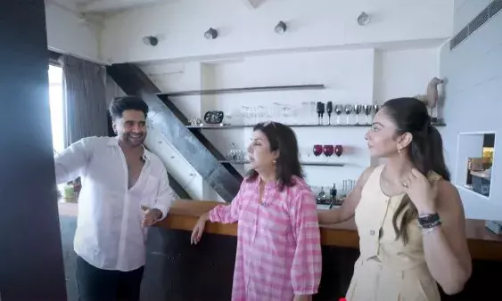 फराह खान ने जैकी भगनानी को किया हंसी-मजाक में रोस्ट, बोलीं- ‘10 मंजिला इमारत अब 5 रह गई’ 1 फराह खान ने जैकी भगनानी को किया हंसी-मजाक में रोस्ट, बोलीं- ‘10 मंजिला इमारत अब 5 रह गई’