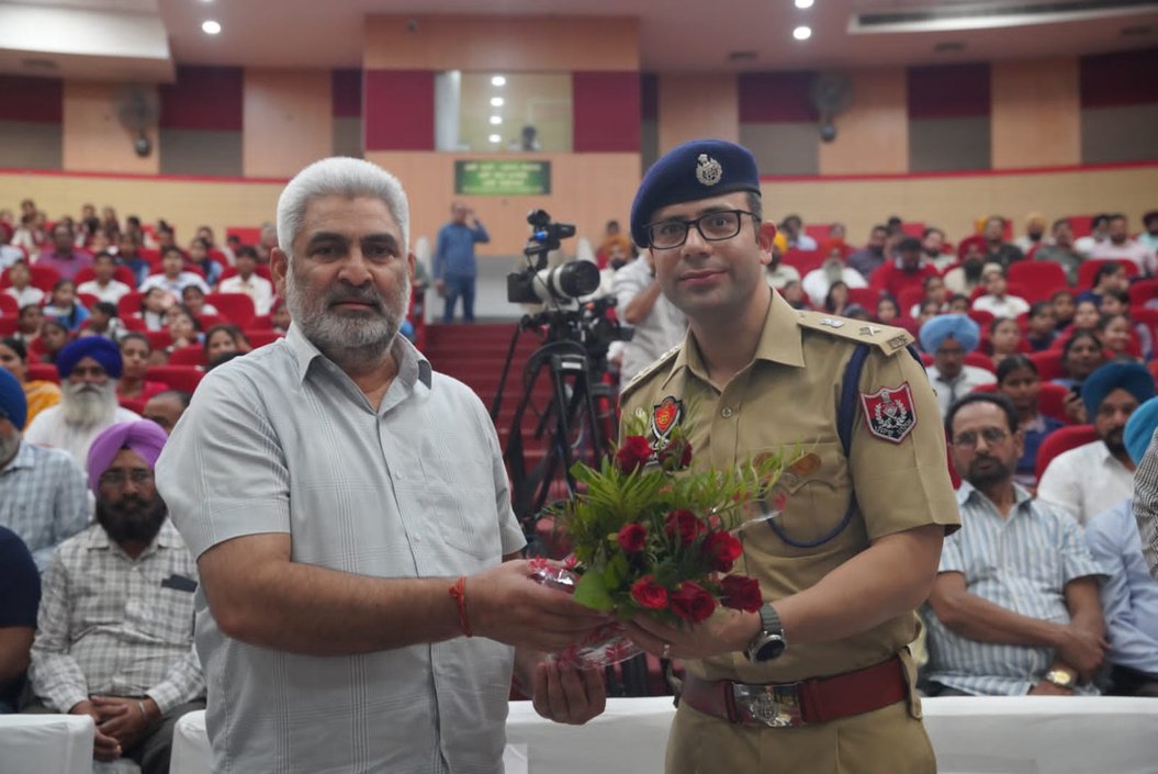 मंत्री लाल चंद कटारूचक: बटाला में शिव कुमार बटालवी की 89वीं जयंती पर राज्य स्तरीय समारोह शुरू 12 मंत्री लाल चंद कटारूचक: बटाला में शिव कुमार बटालवी की 89वीं जयंती पर राज्य स्तरीय समारोह शुरू