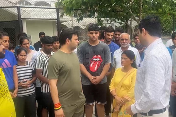 खेल मंत्री गौरव गौतम ने ताऊ देवी लाल स्टेडियम का किया औचक निरीक्षण, अधिकारियों को लगाई फटकार 1 खेल मंत्री गौरव गौतम ने ताऊ देवी लाल स्टेडियम का किया औचक निरीक्षण, अधिकारियों को लगाई फटकार