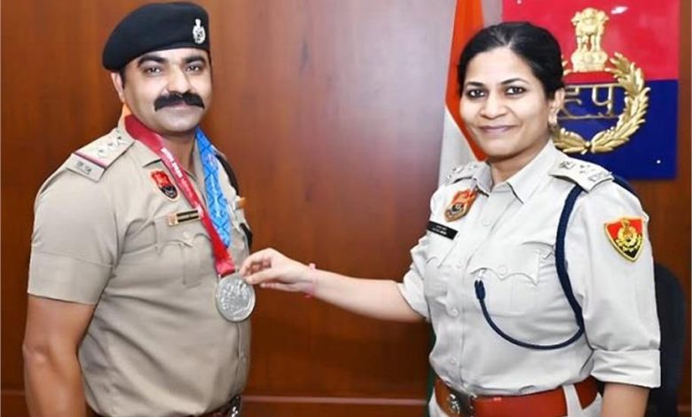 कैथल के पुलिस इंस्पेक्टर सुरेंद्र कुमार ने अमेरिका में रचा इतिहास, वर्ल्ड पुलिस एंड फायर गेम्स 2025 में रजत पदक किया अपने नाम
