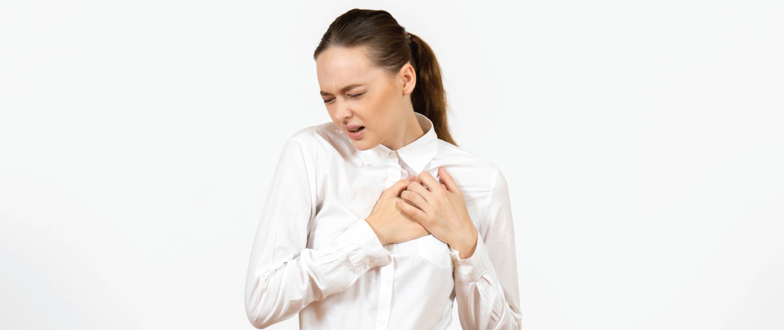 सीने में दर्द के कारण और तुरंत क्या करें? एक्सपर्ट से जानिए जरूरी बातें