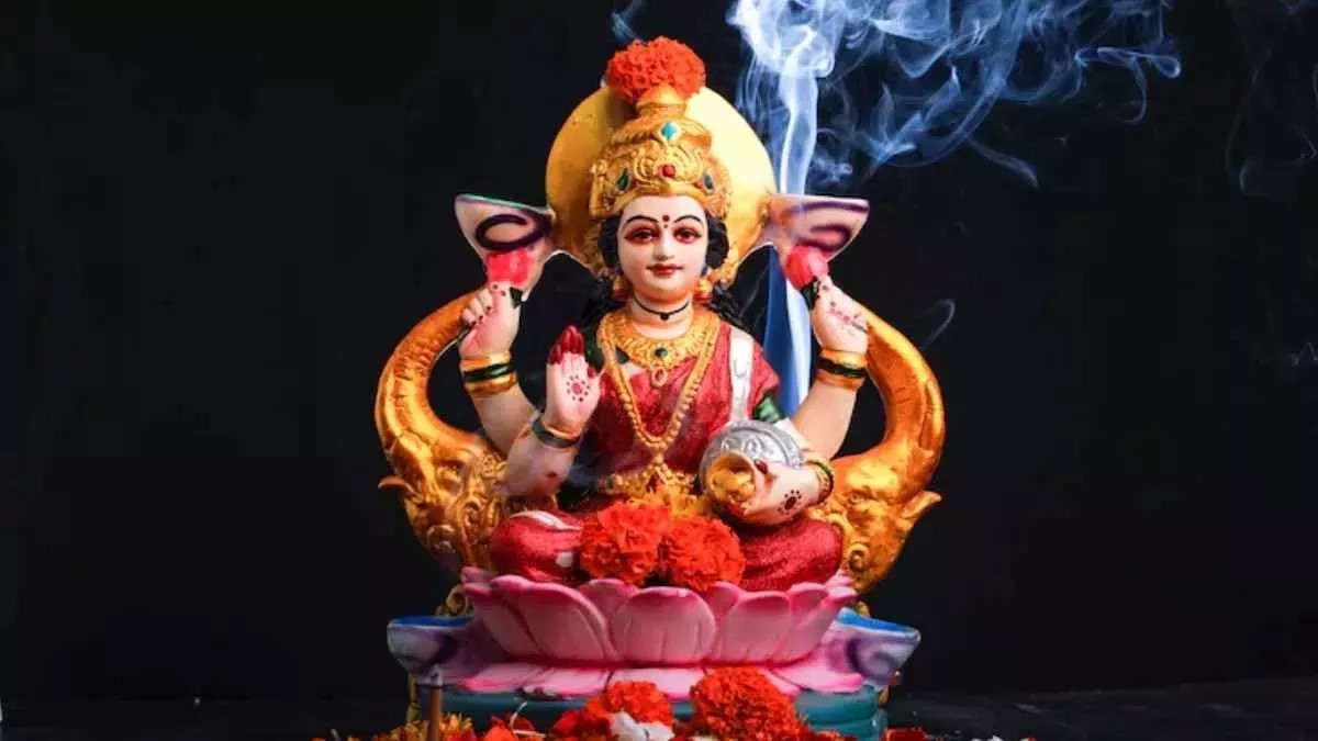 मां लक्ष्मी मंत्र: सावन मास में शुक्रवार के दिन विशेष मंत्रों का जाप करें और भर जाएं आपकी तिजोरी