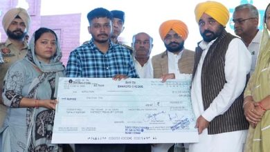 शहादत को सलाम: मुख्यमंत्री भगवंत मान ने शहीद ASI धनवंत सिंह के परिवार को सौंपा आर्थिक सहयोग