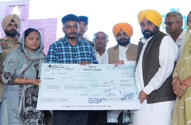 शहादत को सलाम: मुख्यमंत्री भगवंत मान ने शहीद ASI धनवंत सिंह के परिवार को सौंपा आर्थिक सहयोग