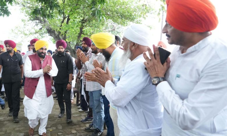 मुख्यमंत्री भगवंत मान के खेत दौरे के बाद ग्रामीणों ने कहा – पिछले 70 वर्षों में ऐसा कभी नहीं देखा