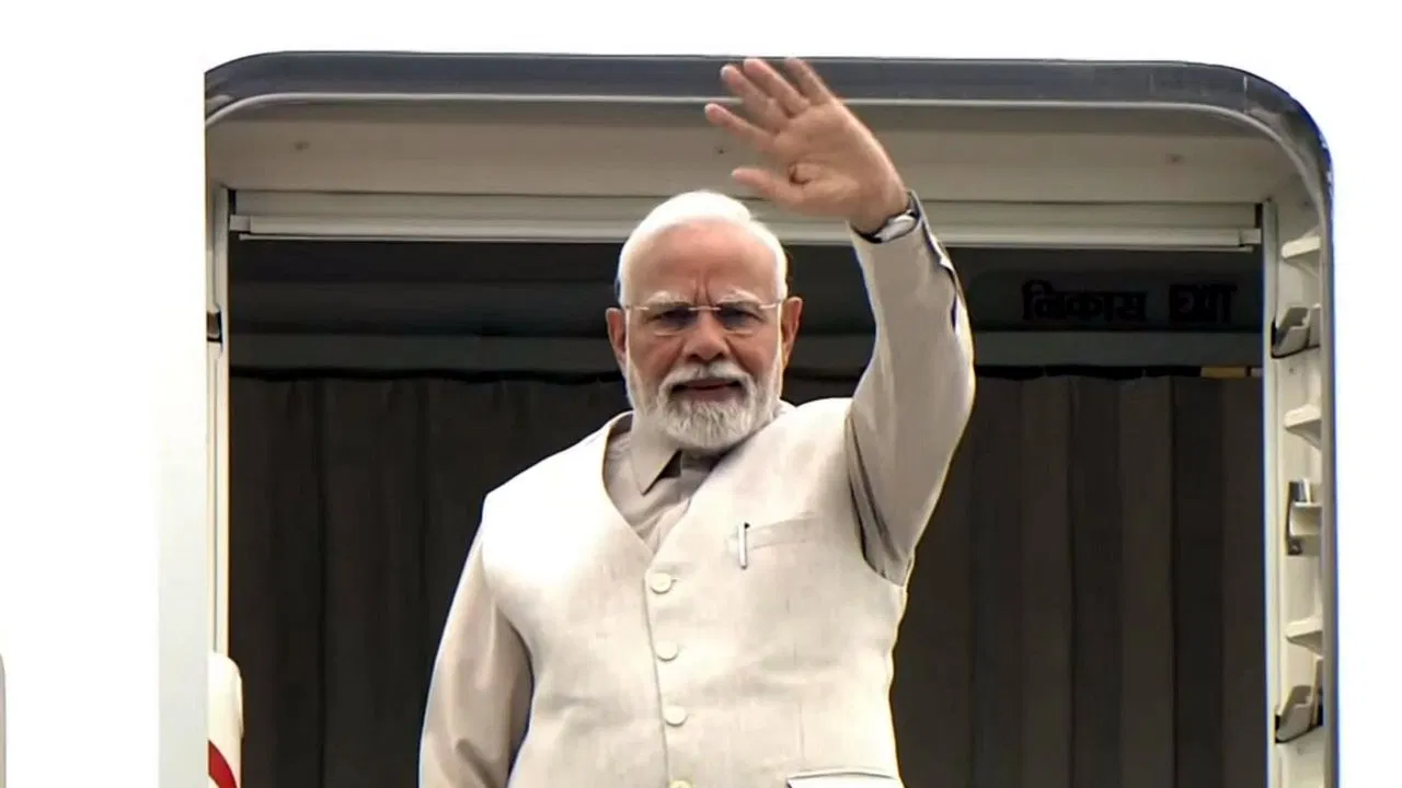 प्रधानमंत्री नरेंद्र मोदी ब्रिटेन और मालदीव यात्रा के लिए रवाना हुए 12 प्रधानमंत्री नरेंद्र मोदी ब्रिटेन और मालदीव यात्रा के लिए रवाना हुए