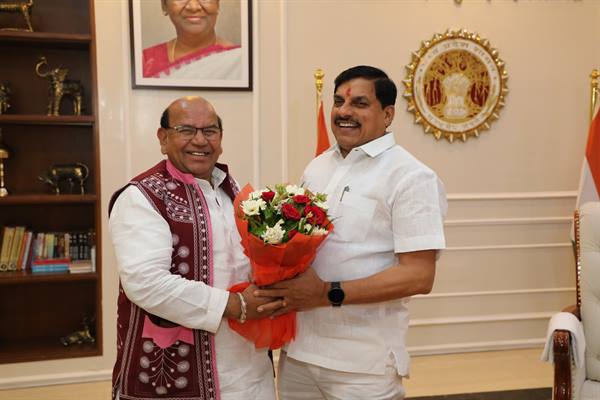 CM Mohan Yadav से मिले अनुसूचित जनजाति आयोग के राष्ट्रीय अध्यक्ष श्री आर्य 1 CM Mohan Yadav से मिले अनुसूचित जनजाति आयोग के राष्ट्रीय अध्यक्ष श्री आर्य