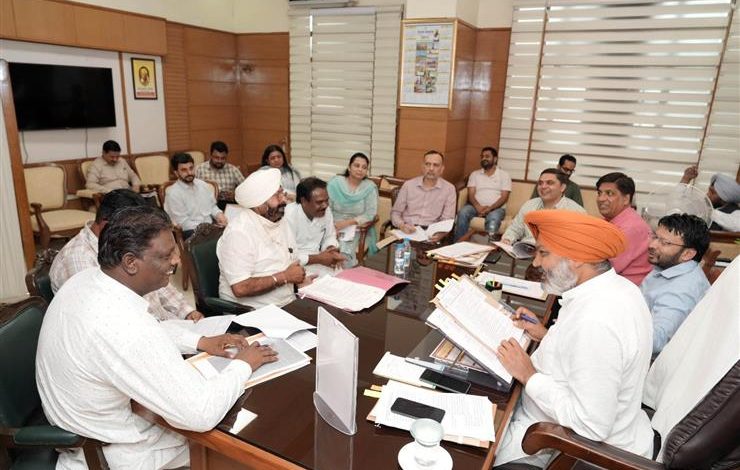 कैबिनेट उप-समिति ने नगर निगम कर्मचारियों से की मुलाकात, मांगों के शीघ्र समाधान का दिया भरोसा