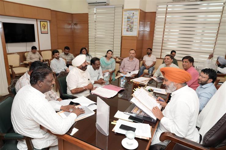 कैबिनेट उप-समिति ने नगर निगम कर्मचारियों से की मुलाकात, मांगों के शीघ्र समाधान का दिया भरोसा 12 कैबिनेट उप-समिति ने नगर निगम कर्मचारियों से की मुलाकात, मांगों के शीघ्र समाधान का दिया भरोसा