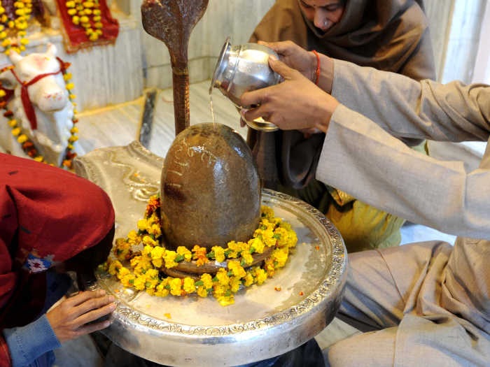 Sawan 2025: शादी में देरी हो रही है? सावन में सोमवार के दिन करें ये अचूक उपाय और पाएं शुभ विवाह का वरदान