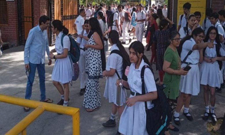 दिल्ली में फिर मिली स्कूलों को बम धमकी, 20 से अधिक स्कूलों को खतरा, पुलिस जांच में जुटी 1 दिल्ली में फिर मिली स्कूलों को बम धमकी, 20 से अधिक स्कूलों को खतरा, पुलिस जांच में जुटी