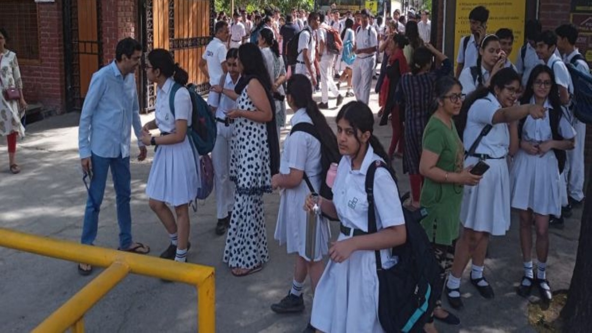 दिल्ली में फिर मिली स्कूलों को बम धमकी, 20 से अधिक स्कूलों को खतरा, पुलिस जांच में जुटी