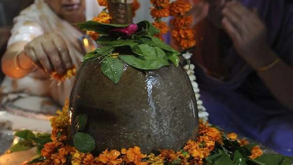 सावन 2025: शिवलिंग पर बेलपत्र कैसे चढ़ाएं? जानें सही तरीका और मंत्र