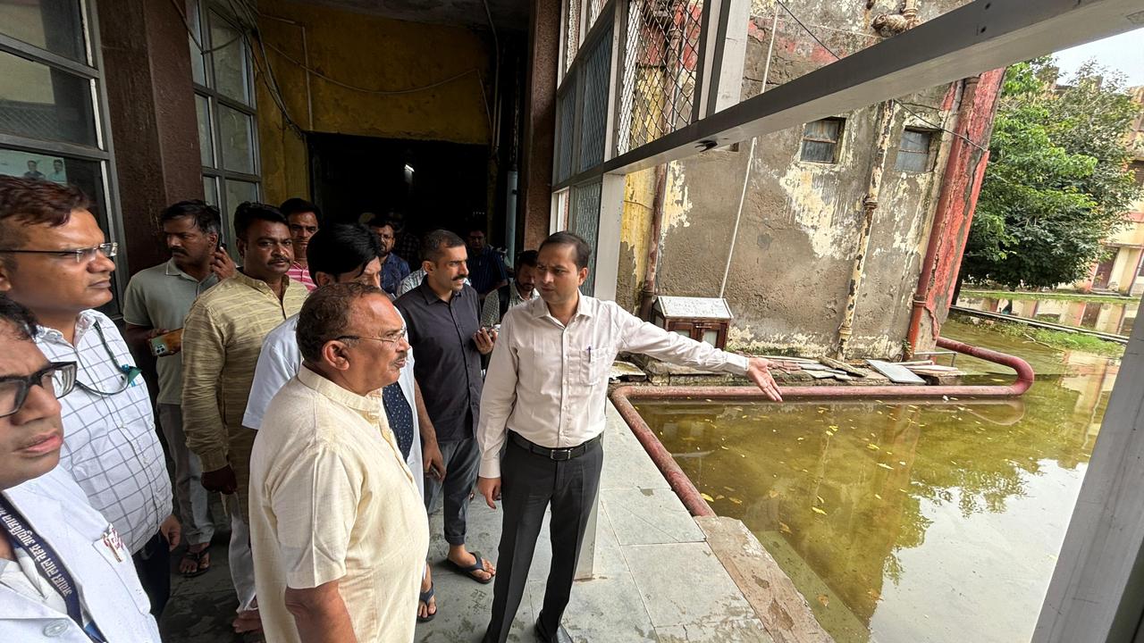 विधानसभा अध्यक्ष वासुदेव देवनानी ने अजमेर में जलभराव क्षेत्रों का किया दौरा, राहत कार्य में तेजी लाने के दियें निर्देश 12 विधानसभा अध्यक्ष वासुदेव देवनानी ने अजमेर में जलभराव क्षेत्रों का किया दौरा, राहत कार्य में तेजी लाने के दियें निर्देश