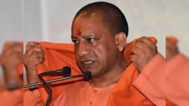 Yogi Govt: राज्य कर विभाग के तीन अधिकारियों पर गिरी गाज, दो निलंबित, एक के खिलाफ जांच शुरू