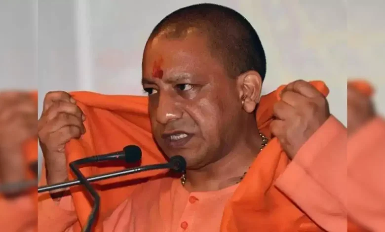 Yogi Govt: राज्य कर विभाग के तीन अधिकारियों पर गिरी गाज, दो निलंबित, एक के खिलाफ जांच शुरू