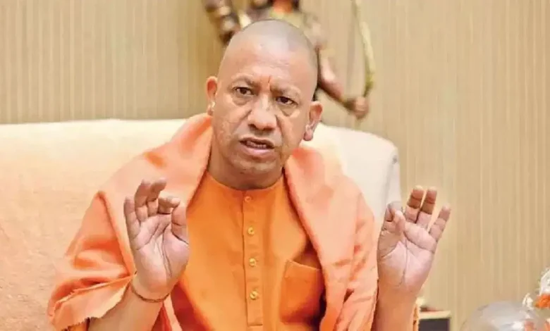 मुख्यमंत्री योगी आदित्यनाथ: सोशल मीडिया पर फर्जी अकाउंट से माहौल बिगाड़ने वालों पर सख्त कार्रवाई के निर्देश