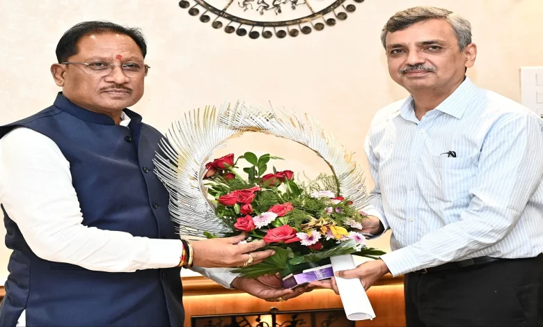 मुख्यमंत्री विष्णु देव साय से भूमि संसाधन सचिव मनोज जोशी की बैठक, लंबित मामलों के निराकरण पर हुई चर्चा