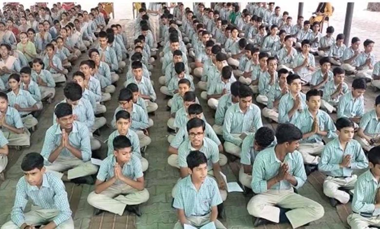 हरियाणा स्कूलों में गीता श्लोक: हरियाणा के स्कूलों में अब प्रार्थना सभा में पढ़े जाएंगे गीता श्लोक: शिक्षा बोर्ड का नया आदेश