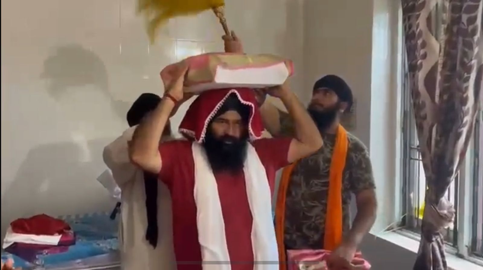 बाढ़ के बीच ‘आप विधायक ने श्री गुरु ग्रंथ साहिब जी का स्वरूप आदर सम्मान से सुरक्षित पहुंचाया