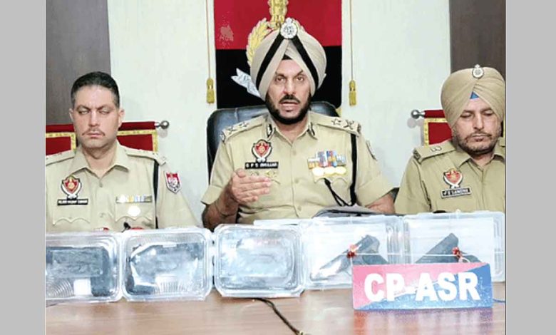 पंजाब हथियार तस्करी: सीमा पार हथियार तस्करी का बड़ा रैकेट पकड़ा गया, अमृतसर पुलिस ने 5 ग्लॉक पिस्तौल सहित आरोपी को किया गिरफ्तार
