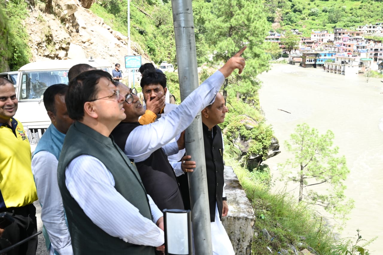 उत्तरकाशी आपदा क्षेत्र का मुख्यमंत्री पुष्कर सिंह धामी ने किया स्थलीय निरीक्षण, पीड़ितों को हरसंभव सहायता का आश्वासन