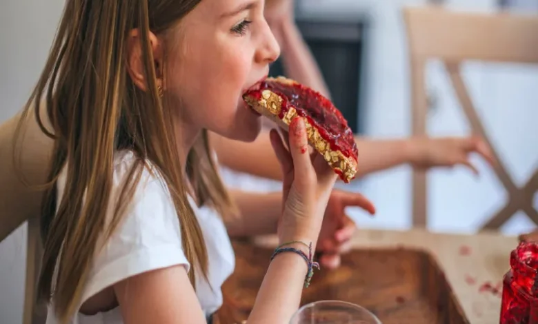 ब्रेड और जैम से शुरू होता है बच्चों का दिन? जानिए क्यों यह है हेल्थ के लिए खतरनाक