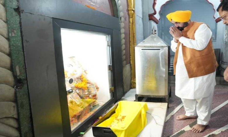 सीएम भगवंत मान ने पटियाला के काली माता मंदिर में टेका माथा
