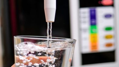 एल्कलाइन वाटर क्या होता हैं: जानें क्यों इसे पीते हैं सेलिब्रिटीज़ और कैसे ये नॉर्मल पानी से है अलग?