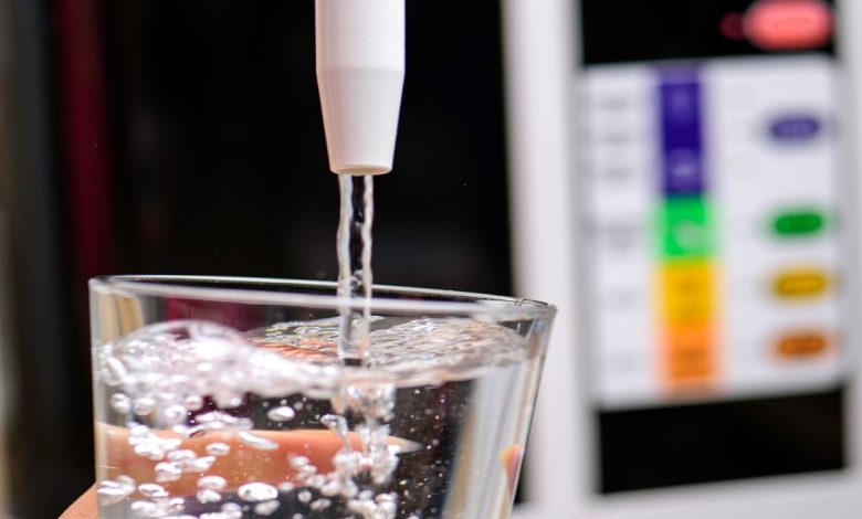 एल्कलाइन वाटर क्या होता हैं: जानें क्यों इसे पीते हैं सेलिब्रिटीज़ और कैसे ये नॉर्मल पानी से है अलग?