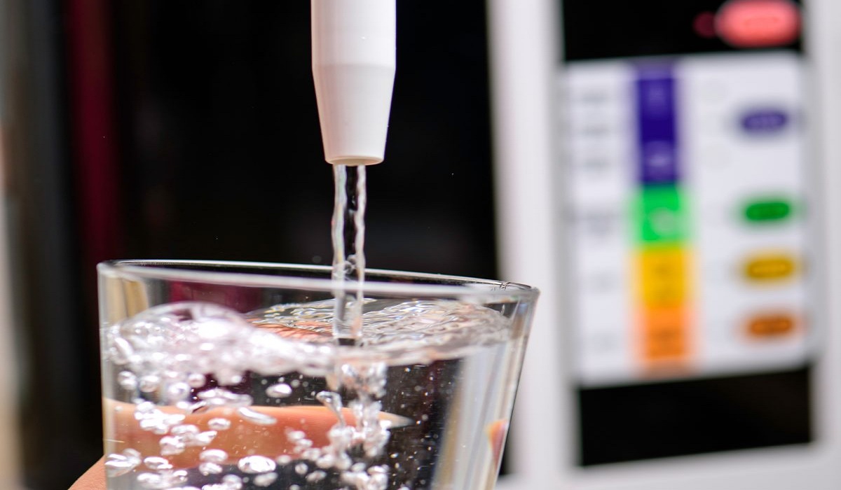 एल्कलाइन वाटर क्या होता हैं: जानें क्यों इसे पीते हैं सेलिब्रिटीज़ और कैसे ये नॉर्मल पानी से है अलग?