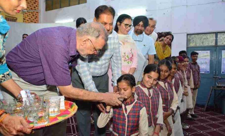 स्वास्थ्य मंत्री डॉ. बलबीर सिंह ने पंजाब में “पेट के कीड़ों से राष्ट्रीय मुक्ति दिवस” के मौके पर बच्चों को सफाई के दूत बनने का आह्वान किया