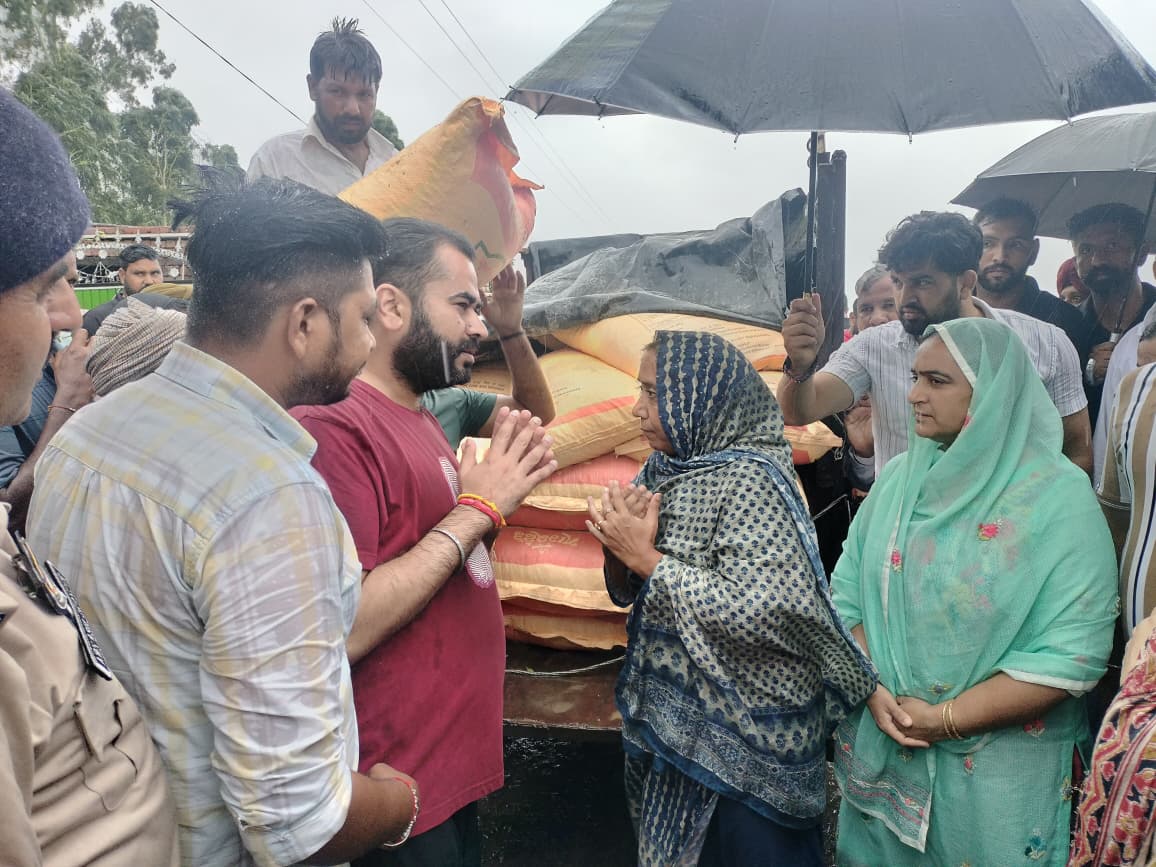 कैबिनेट मंत्री डॉ. बलजीत कौर और विधायक सवना पहुँचे बाढ़ प्रभावित गांवों में, लोगों से सुरक्षित स्थानों पर जाने की अपील