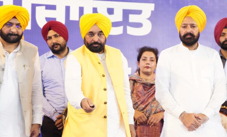 मुख्यमंत्री भगवंत मान ने प्रदेश में 125 करोड़ रुपए की लागत से बनने वाले 500 आधुनिक पंचायत घरों और आम सेवा केंद्रों का शिलान्यास किया