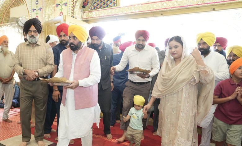 मुख्यमंत्री भगवंत मान ने परिवार सहित श्री चमकौर साहिब के गुरुद्वारा कतलगढ़ साहिब में माथा टेका