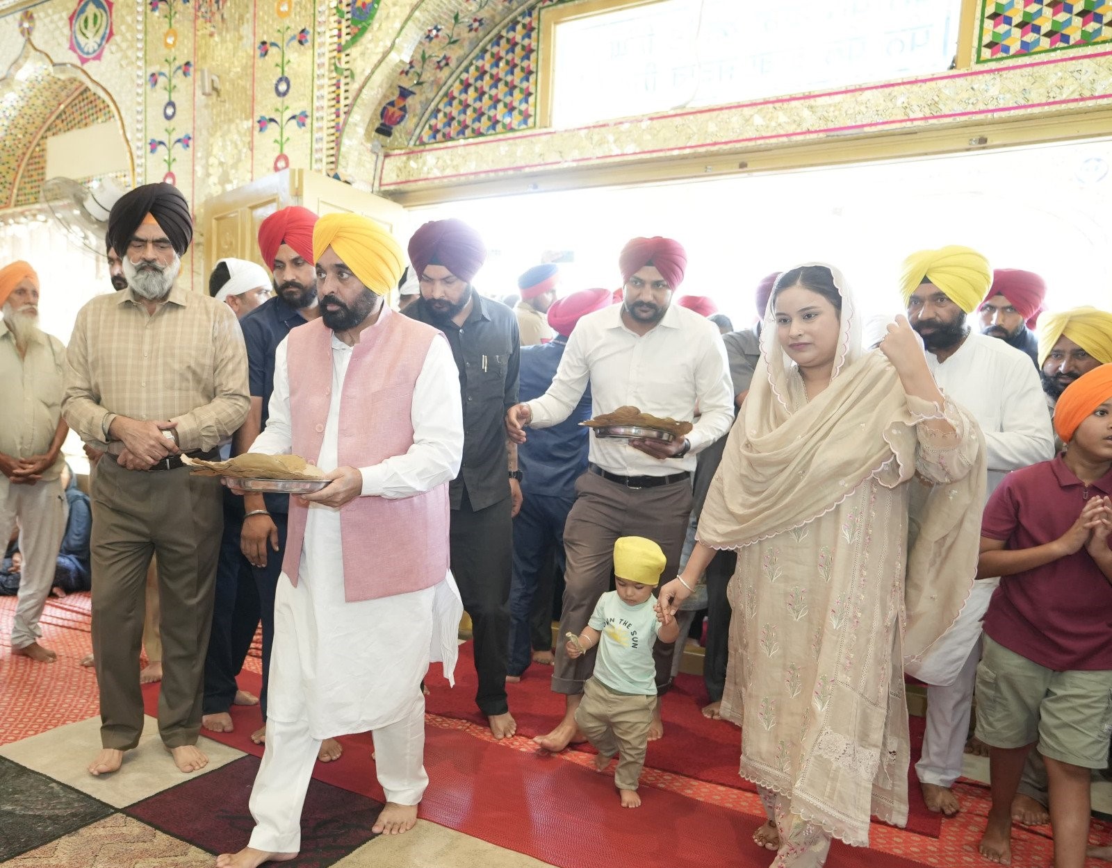 मुख्यमंत्री भगवंत मान ने परिवार सहित श्री चमकौर साहिब के गुरुद्वारा कतलगढ़ साहिब में माथा टेका 12 मुख्यमंत्री भगवंत मान ने परिवार सहित श्री चमकौर साहिब के गुरुद्वारा कतलगढ़ साहिब में माथा टेका