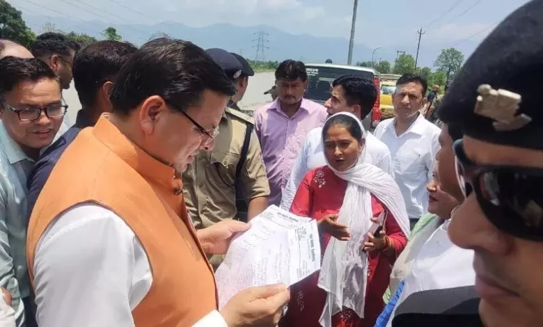 मुख्यमंत्री पुष्कर सिंह धामी ने किया स्थलीय व हवाई सर्वेक्षण, प्रभावित परिवारों को सहायता का भरोसा