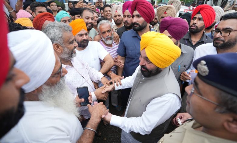 मुख्यमंत्री भगवंत सिंह मान की ओर से पंजाब सरकार का हेलीकॉप्टर बचाव व राहत कार्यों के लिए तैनात, कैबिनेट साथियों के साथ बाढ़ प्रभावित क्षेत्रों का दौरा