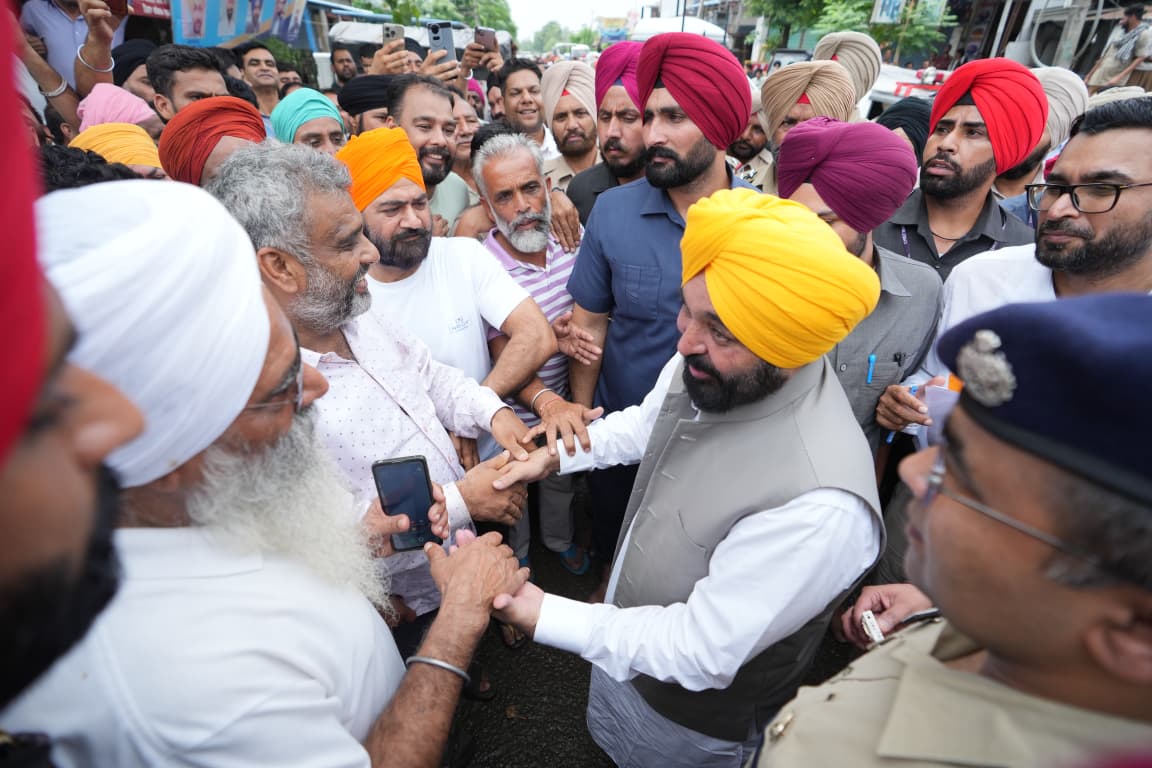 मुख्यमंत्री भगवंत सिंह मान की ओर से पंजाब सरकार का हेलीकॉप्टर बचाव व राहत कार्यों के लिए तैनात, कैबिनेट साथियों के साथ बाढ़ प्रभावित क्षेत्रों का दौरा 12 मुख्यमंत्री भगवंत सिंह मान की ओर से पंजाब सरकार का हेलीकॉप्टर बचाव व राहत कार्यों के लिए तैनात, कैबिनेट साथियों के साथ बाढ़ प्रभावित क्षेत्रों का दौरा