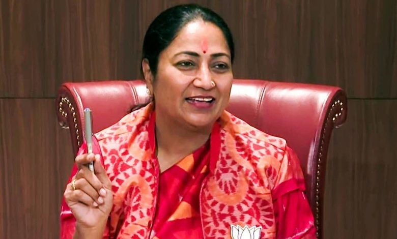 दिल्ली की मुख्यमंत्री रेखा गुप्ता ने प्राचीन शिव मंदिर में की पूजा-अर्चना, दिल्ली की प्रगति के लिए की प्रार्थना