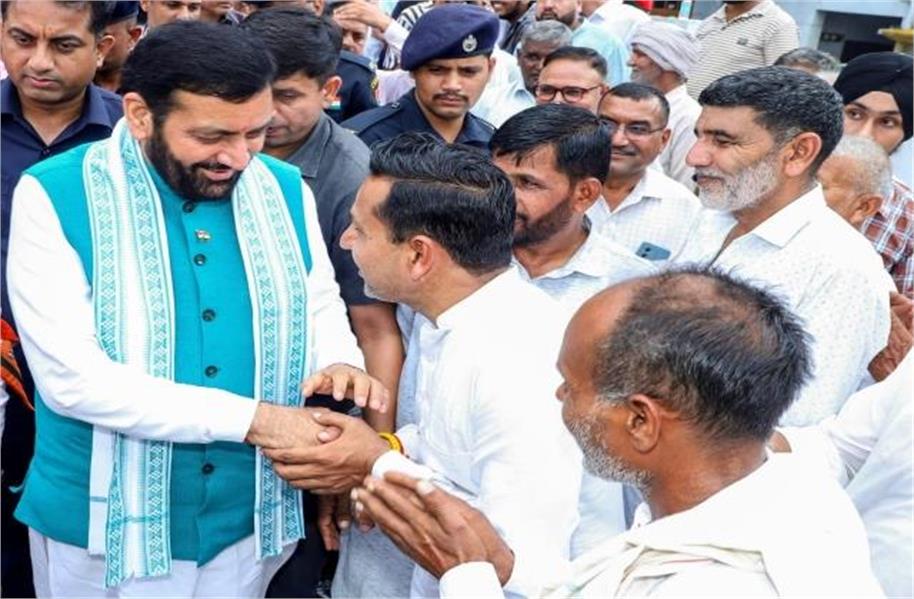 हरियाणा के मुख्यमंत्री नायब सिंह सैनी का जनसंवाद बना मिसाल, सड़क पर रुककर जनता से सीधे संवाद